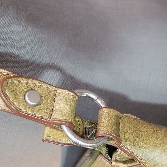 Fossil green leather cross body purse appears never used - key decoration - Picture 5 of 17